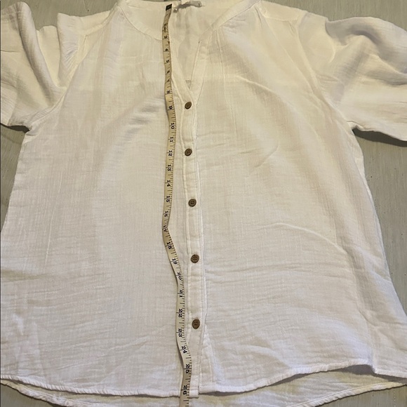 beachlunchlounge White Button-Down Women's Shirt - Picture 7 of 9